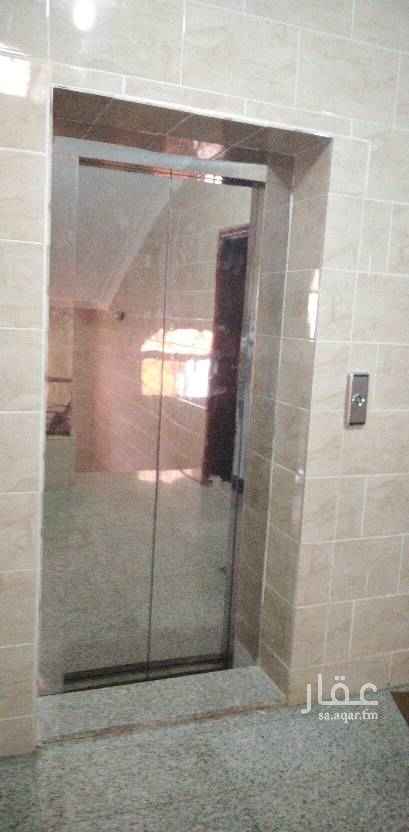 1749687 شقة مدخلين (((بمصعد)))
٤غرف كبيرة
٣دورات مياة
صالة كبيرة
مجددة
يوجد مصعد
حي الدوحة العزيزية.