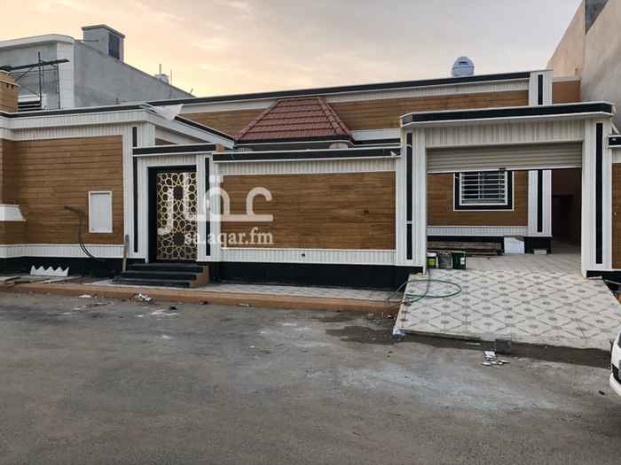 1454083 للبيع دور في مخطط درة الموسي خميس مشيط
مكون من غرفتين ماستر
وغرفتين اولاد
ومحلس رجال ومجلس حريم
ومقلط طعام وصالة ومطبخ ومستىودع
و٦ دورات مياة وغرفة مشب في الحوش
مؤثث خزانين سعة الخزان ٣٢ طن
البيت مؤثث ع دورين
تشطيب vip