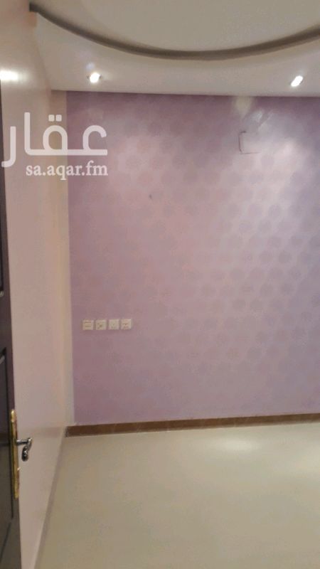 1352705 شقه غرف وصالة في عمارة للايجار / مكونه من غرف نوم وصالة ومطبخ وحمام . الشقه نظيفه جدا. الدور الثاني . يوجد أيضا مصعد وحارس وقريب من خدمات ومسجد . اليرموك الغربي .جوال.0538760709. يوجد أيضا عروض مختلفة ..