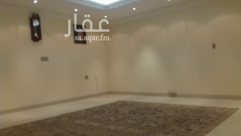 1386176 فيلا بحي المباركيه الكورنيش مساحه 1000م مكونه من 500 متر فيلا سكنيه مع جميع المنافع من غرف ماستر كبيره ومجلس كبير ومقلط و500 م عبارة عن حوش كبير مع مجلس كبير في الحوش .. الفيلا يوجد بها مواقف خاصه مع كراج سيارة .... للتواصل مكتب المشاريع .. ابو عادل 0568486020