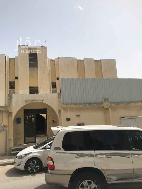 1505772 عمارة عمرها 20سنه اربع شقق وملحق غرفه واحده وحمام
مساحة الارض 750 الشقه خمس غرف ثلاث دورات مياه ومطبخ الحد مليونين قابل لتفاوض