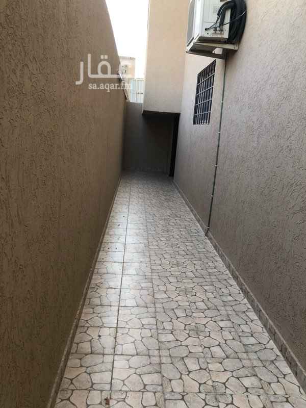 1294134 شقة مقابل السطح (عداد مستقل )بفيلا شخصية والبناء شخصي ٣ غرف وصاله ودورتين مياه غرفة النوم والصالة ٥*٥ وباقي الغرف ٤*٥ موصل لمحبس الغاز من أسفل ومسلك للدش والغسالة الاتوماتيك يوجد موقف خاص وعامل نظافة لغسيل الفيلا كاملة اربع مرات في الشهر يوجد اثنان من المستأجرين محترمين ونريد الثالث ان يكون مثلهم في الاحترام والنظافة و"عائلة صغيرة"السعر قابل للتفاوض بالحد المعقول والإعلان من المالك مباشرة(غير قابل للإيجار الشهري )