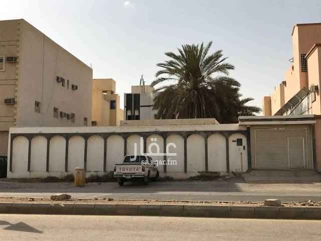 1568009 أرض تجاريه سكنيه حي العقيق شمال الرياض مساحتها ١٠٠٠م الاطوال: ( شمال- جنوب٢٠م/ شرق -غرب ٥٠م) ،، عليها فيلا عمرها اكثر من ٣٠ سنه على شارعين متظاهرات شمالي سكني ٢٠م وجنوبي تجاري ٣٠م مقابل جامع الحبيب تبعد مسافه قريبه من مركز الملك عبدالله المالي و"الرياض بارك" و تصلح لبناء عمارة إستثمارية