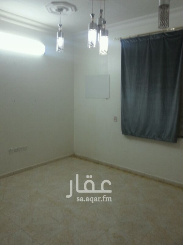 1443964 دور ارضى للايجار مستخدم 5غرف وصاله ومشب ومطبخ ثﻻث حمامات