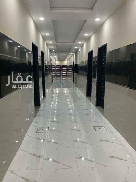 1695501 شقق عزاب جديدة في عمارة سكنيه بحي المعزلية شارع السلطان قابوس قريبة من إستاد الملك فهد تشطيب لوكس عبارة عن ٣غرف وصالة ومطبخ و٢حمام يوجد مواقف سيارات ومصعد وحارس متواجد فى العمارة دائما الايجار سنوى او نصف سنوي لايوجد شهرى مع وجود عرض خاص بسعر مميز جدا عند دفع مبلغ الايجار سنة كاملة للتواصل الإتصال على رقم 0541814606 او الرقم 0508201603