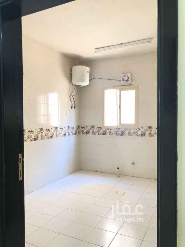 1761736 شقة بالسطح عمرها سنتين نظيفة تحتوي على
غرفتين و صالة و مطبخ و مجلس و دورتين مياه
التواصل مع صاحبها ابو تركي 0555200590