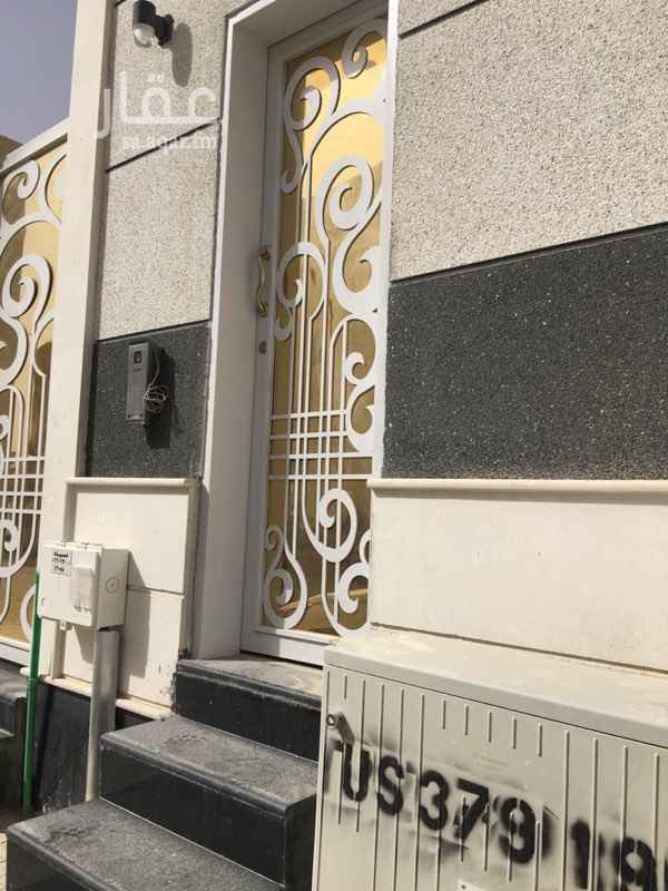 1350326 غرفة سائق مع دورة مياه اعزكم الله جديدة لم تسكن من قبل وماركب فيها شي ، حي العارض تبعد عن طريق الملك سلمان ١-٢كيلو .
شهري:٦٥٠ ريال ( الكهرباء والماء مشمول للأستخدام الشخصي)