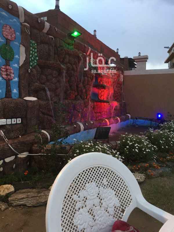 1584440 فله دورين وقبو تقع على قمة جبل حولها غابات وجبال وبالقرب منها منتزه تقع مابين الباحه وبالجرشى عند منتزه الامير متعب بها مزرعه فواكه وشلالات وبير ارتوازى وحوشين بها جلسات مطله على الجبال فرش جديد ومكيفات اسبلت وكذالك بها مجالس كبيره ودورات مياه ومقلط خارجيه المجلس ٥ م \ ١١م والمقلط ٤م ً / ٨م له صور