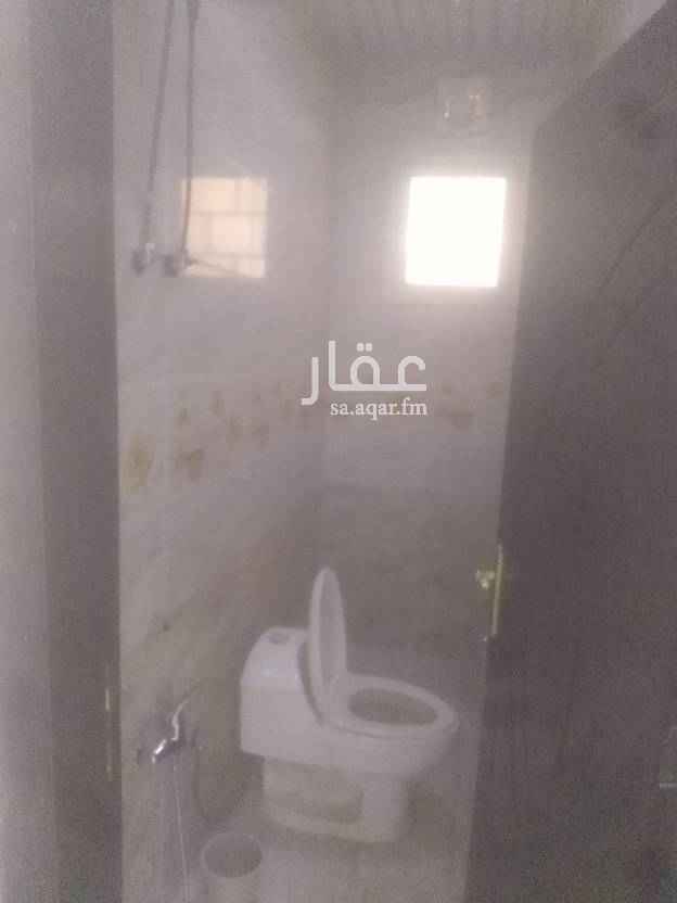1730799 يوجد دور ارضي اربع غرف نوم ومجلس ومجلط وصاله وأربع حمام ومشب ودخل سياره وغرفه سواق ومستودع تابع المطبخ ومستودع خارجي الدور نظيف جدا شارع 25متر جنوبي