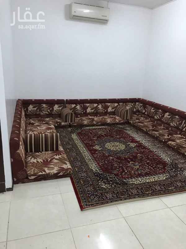 1620224 شقق عزاب مؤثثة نظيفة بحي الخليج بقرب طريق الشيخ جابر الصباح تتكون من غرفتين وصالة ودوره مياه ومطبخ جانبي .
عداد كهرباء مستقل الإيجار الشهري من 1800-1900 ريال شامل فاتورة المياه