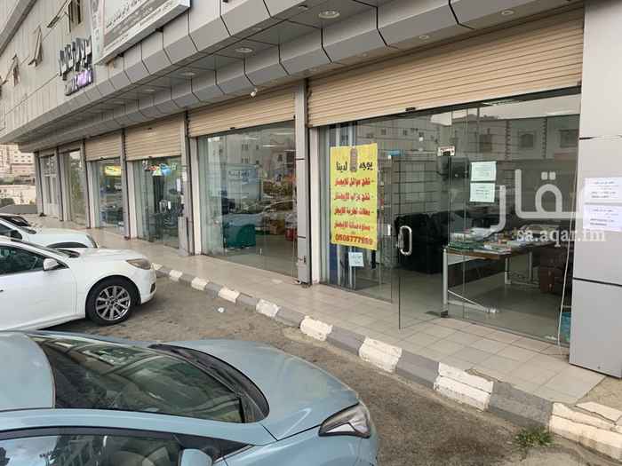 1361159 محلات تجاريه للايجار مع مواقف اماميه وخلف المبنى. على طريق الملك فهد بن عبدالعزيز بجوار ماكدونالدز. يوجد مستودعات بنفس المبنى مع سكن وشقق عزاب وعوائل