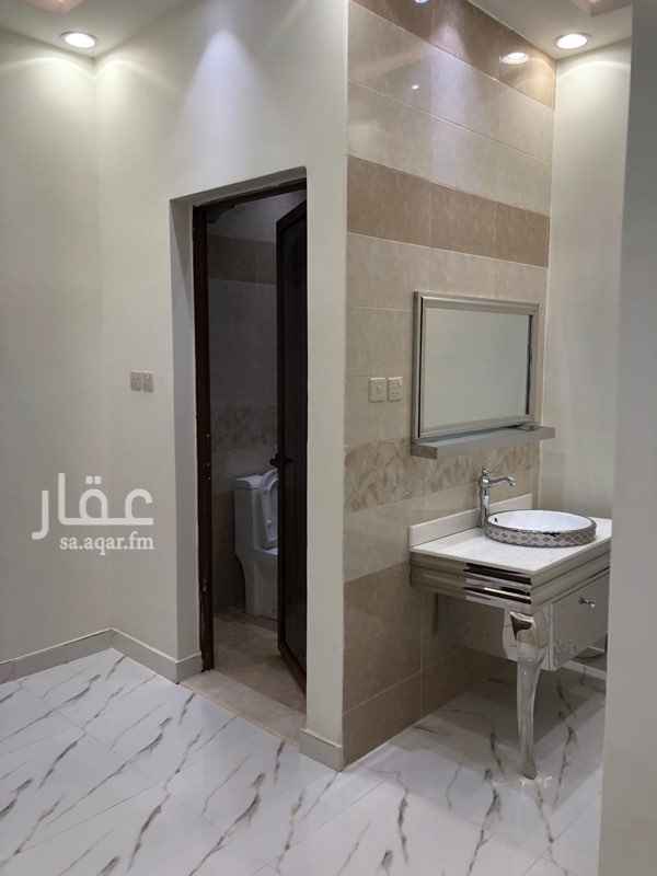 1585613 شقة بناء خاص عبارة عن غرفتين نوم وصالة معيشة وصالة طعام (مقلط) ومجلس مستقل ودورتين مياه ومطبخ وسطح صغير بالاضافة إلى غرفة نوم ودورة مياه للخدم (شغاله)