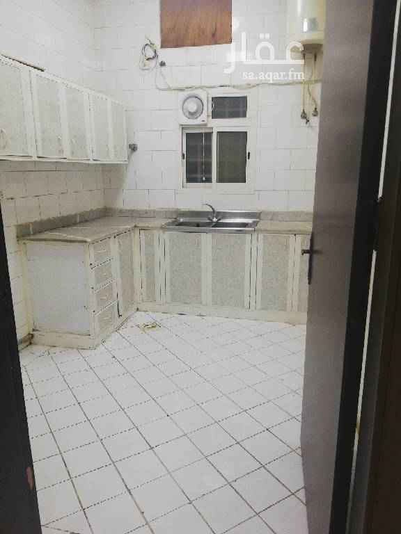 1565252 للايجار شقة عوائل ٣ غرف وصالة مجددة مطبخ راكب التكيف شباك. يوجد حارس للتنظيف العمارة.
