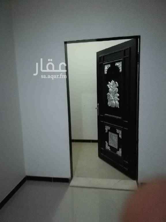 1582161 الشقة دور ثاني علوي بها اسانسير ٣غرف وصالة و٢ دورة مياه يوجد سطح اذا رغب المستأجر يضاف٣ آلاف ريال للايجار مطبخ راكب ومكيفات