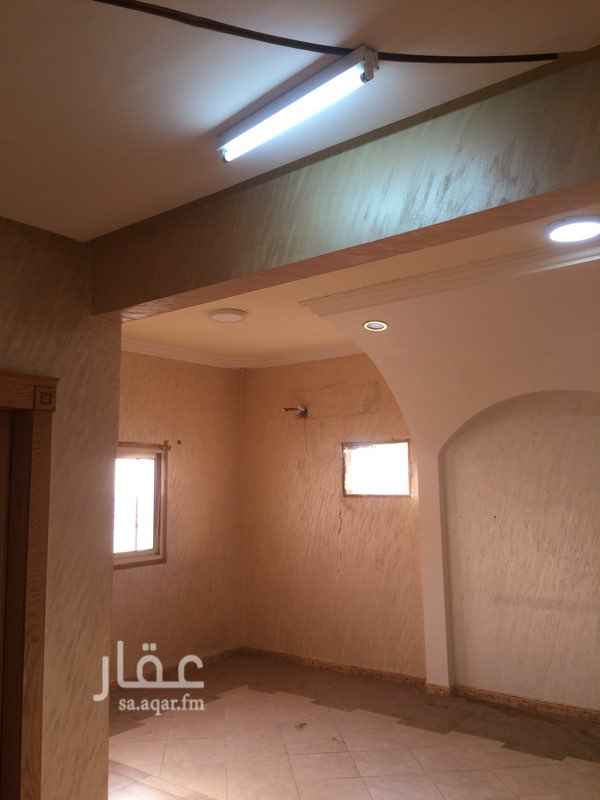 1687716 شقه عوائل للايجار
تتكون من 2 غرفه نوم ومجلس ومقلط وصاله
ومطبخ امريكي راكب و3 دورات مياه منها ماستر