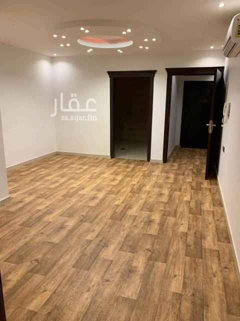 1538249 للايجار شقه حي الربيع في سطح مع سطح خاص
مكون من ٣غرف وصاله ومطبخ راكب مكيفات راكب
السعر ٢٦ الف