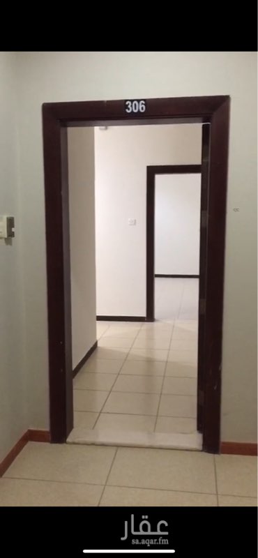 1515780 شقه في حي الربيع موقع ممتاز جدا ومرغوب مكونه من ٣ غرف وصاله و٢ دورات مياة وحدة من الغرف ماستر ومساحات كبيره جدا وراكب المطبخ والمكيفات ويوجد باركنق خاص للسياره