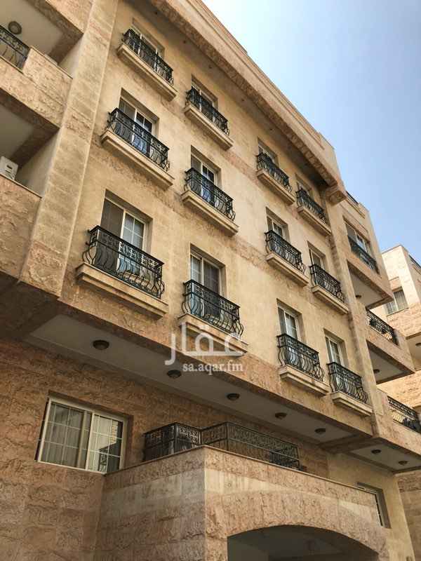 1158794 شقة كبيرة بتشطيب ممتاز مكونة من ثلاثة غرف نوم وثلاثة صالونات وثلاثة حمامات ومطبغ وغرفة خادمة بحمامها وغرفة غسيل وموقف سيارة وغرفة سائق.
الأرضيات رخام لغرف النوم والممرات والصالونات و يوجد خزائن ملابس مركبة في الشقة
العمارة مكونة من ثمانية شقق فقط وبكل دور شقتين