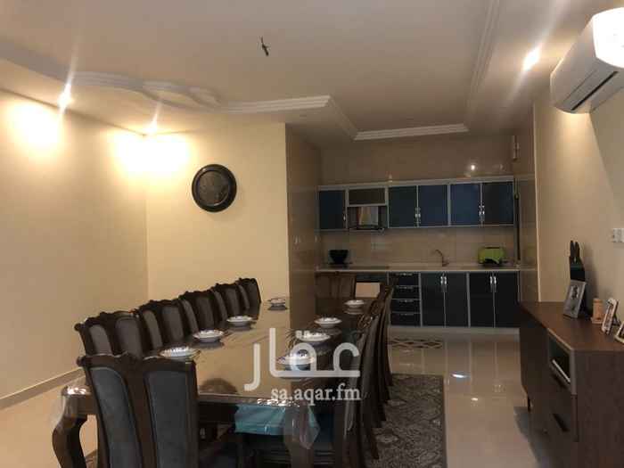 1514855 للايجار دور وملحق من فيلا
بمصعد خاص ومطبخين راكبة ومكيفات اسبلت جديدة مكونه من صالتين وسته غرف بسطح مستقل
موقع مميز وهاذي بالمنار 4