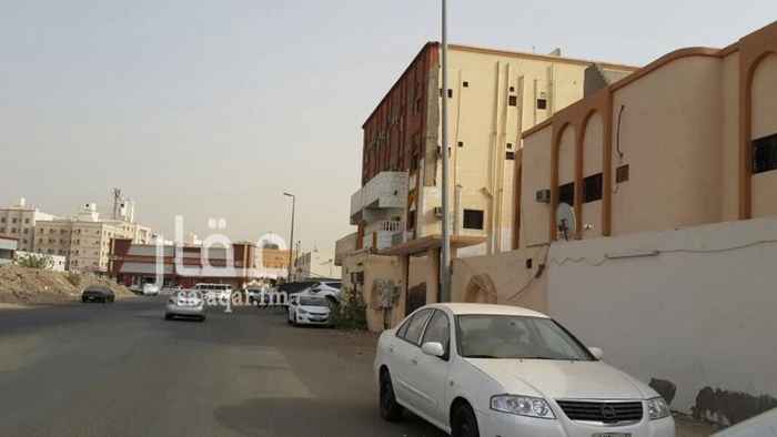 1635846 عماره للبيع بصك على شارع سكني تجاري عمرها تقريبا 28 سنة دورين 4 شقق مساحة الشقق كبيرة جدا الشقتين العلوية كل شقه بسطح خاص لكل شقه ويوجد حوش على مساحة العمارة وكل شقه لها مدخل خاص مستقل اساس العمارة يتحمل لاربع ادوار واكثر ويوجد غرفة حارس مؤجره وكل الشقق مؤجره مساحة الارض 750 بجوار محطة ومحلات فرصه للاستثمار لمن يرغب بعمل محلات الحوش كبير امام العمارة وزيادة ادوار وشقق ورفع دخلها الشهري وممكن تجيب مصمم معماري يقسم الشقق لثمان شقق ثلاث غرف وزيادة دور او دورين علويه وعمل محلات بالحوش فرصه للاستثمار