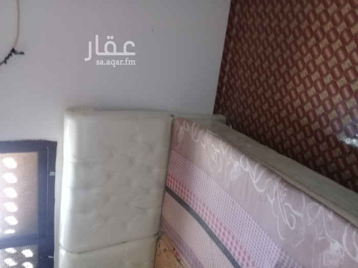 1671164 شقة كبيرة للايجار حي الفيحاء شرق الرياض مخرج ١٦ثلاث غرف وصالة مكيفات راكبة ويوجد بها بعض الأغراض البسيطة سراير وكراسي