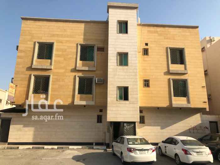 1581102 عمارة سكنية عوائل تقع في الزهور في موقع استراتيجي قريب من شارع الخليج المؤدي لاغلب اماكن الدمام حيث تبعد عن كورنيش الدمام دقائق قليلة ويتوفر في الحي خدمات تجارية