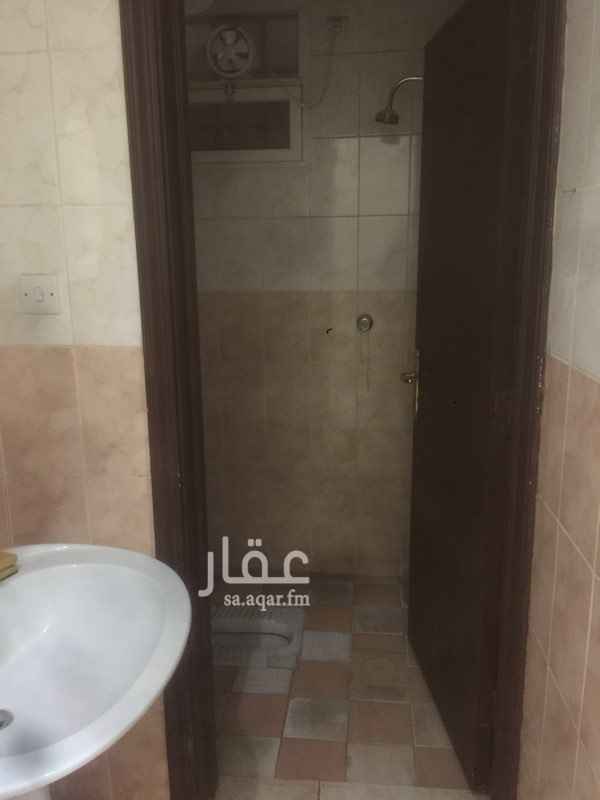 1618229 شقة مكتبية من اربعة غرف وصالة دور ارضي حي الشهداء طريق الامام سعود
