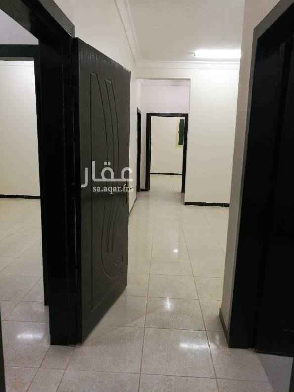 1645770 يوجد شقة جديدة بالدور العلوي مع السطح إثنين مدخل مكونة من ثلاث غرف وصالة ومطبخ ودورتين مياه وعداد كهرباء مستقل والموقع هادئ وممتاز على طريق الدمام السريع خلف محطة الاتوز شارع الفلة كبير ووسيع ومريح عرض الشارع 30 متر/ دفع الايجار على حسب رغبة المستأجر سواءن شهري ب1000 ريال أو كل 6شهور ب5400 ريال بالنسبة للموية والصرف الصحي 500 ريال سنوياً لتواصل 0509981012