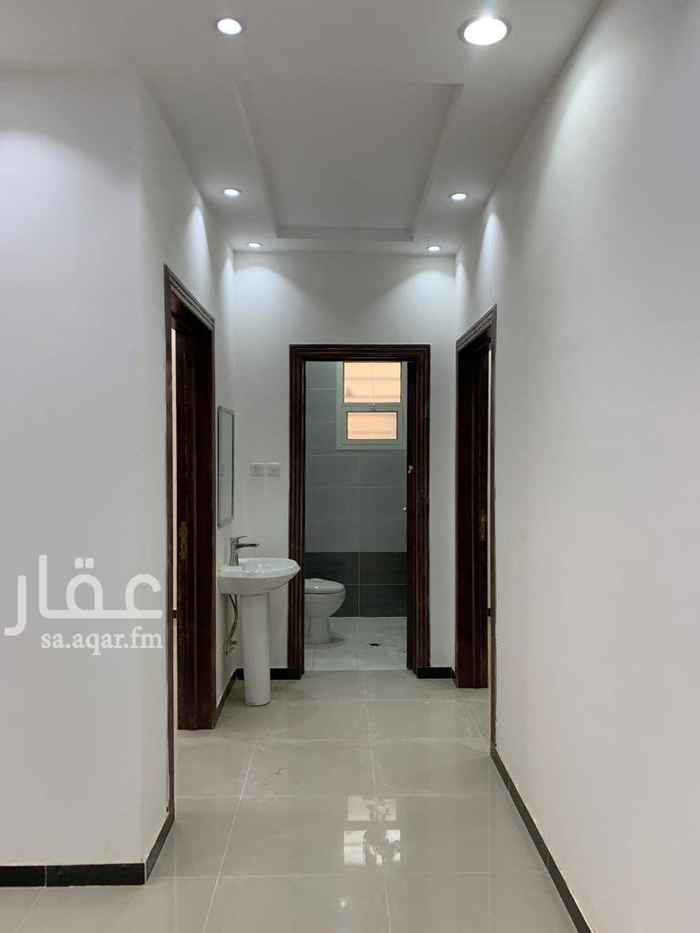 1653312 مدخل خاص ويوجد فيها سطح . وعداد كهرب. مستقل.
14000ريال في السنة