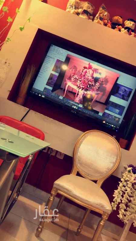 1523966 محل ورد في موقع مميز بين المحلات + يوجد ٣ مكيفات اسبلت+ ثلاجة ورد + بضاعة + دورت مياه ومخزن+ كاميرات مراقبة