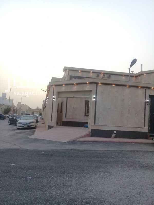 1353806 دور ارضي للبيع يتكون من ثلاث غرف نوم و مجلس رجال ومجلس نساء ومطبخ وصاله و مدخل سياره وين مؤسس لثلاث شقق نتعامل مع جميع البنوك ونوفر الدفعه الا ولى ولد يناير حلول تمويليه يوجد ضمانات على السباكه والكهرباء والعوازل للتواصل ٠٥٣٠٢٣٤٦٥٠