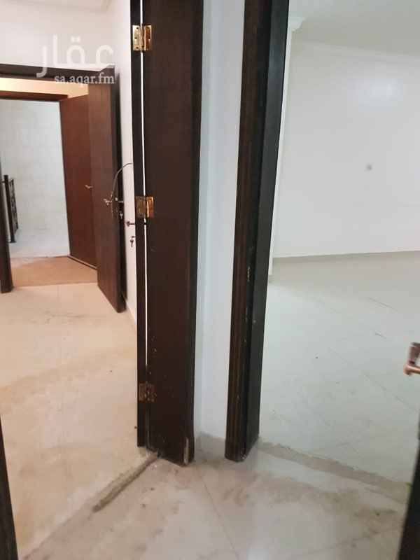 1703846 شقة لها مدخلين رجال و نساء و تحتوي على مجلس و غرفة طعام كبيرات و صالة واسعة و غرفتين نوم و دورة مياة يوجد بها مطبخ مركّب تحتوي الصالة على ورق جدران و هي مجددة و نظيفة جدًا .
