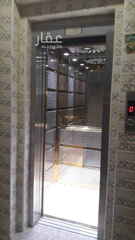 1558646 للايجار شقه 5 غرف وصاله ومستودع وغرفه غسيل وغرفه خادمه دور اول