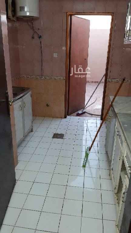 1754004 شقه بالسطح ثلاث غرف ومطبخ وحمام وحوش داخلي صغير