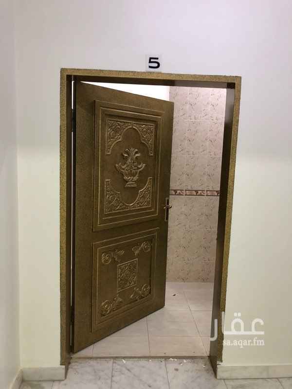 1693703 شقة كبيرة في موقع مميز، تحتوي على
مجلس 6*5
مقلط 5*4
صالة 6*4
غرفة نوم 6*4
غرفتي نوم 4*4
غرفة نوم 4*3
مطبخ راكب مع مستودع
2 حمام