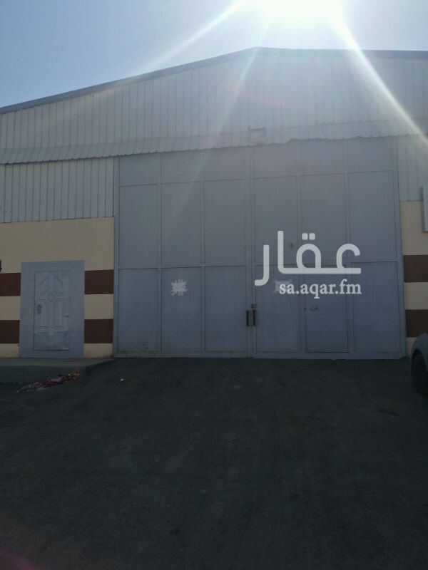 1360658 مستودع للإيجار بمنطقة ابومرخة المنطقة الصناعية القديمة مقابل محطة عين العرب طريق ينبع القديم المستودع جاهز فيه كل الخدمات وفيه مكاتب جاهزة للإدارة بالإضافة لمطبخين و4حمامات و3مغاسل المستودع جاهز من كل الخدمات ما عليك الا تستلم وتخزن فيه
