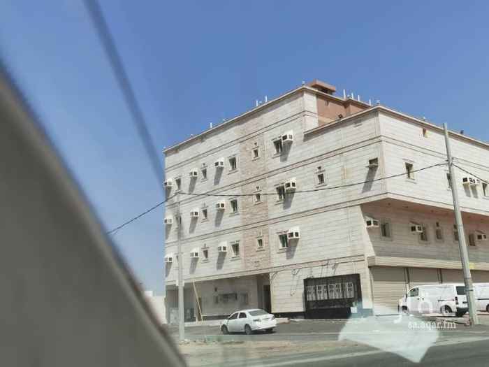 1723716 شقه ثلاث غرف ودورتين مياه وصاله مدخلين