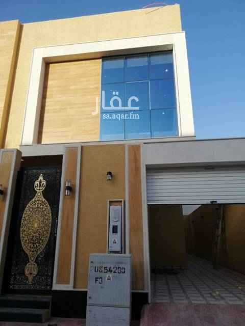 1584204 للبيع فيلا في حي القيروان
المساحة 216
الواجهة غربية شارع 20
الفيلا تتكون من الارضي مدخل سياره غرفة سائق مجلس رجال مقلط صالة مطبخ مجلس نساء
العلوي يتكون من
4 غرف نوم ماستر كل غرفه بحمام
السطح يتكون من
غرفة خادمة غرفة غسيل صالة اللعاب سطح