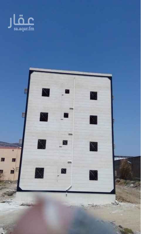 1454455 عماره فندقيه اربعه ادوار بها 64غرفه تتكون من غرفه ودورة مياه وبعضها عباره عن جناح غرفتين بملاحقاتها
العماره 50في 15 كما يوجد مساحه لعمل مسبح ومواقف كبيره
الموقع كبري رجال المع