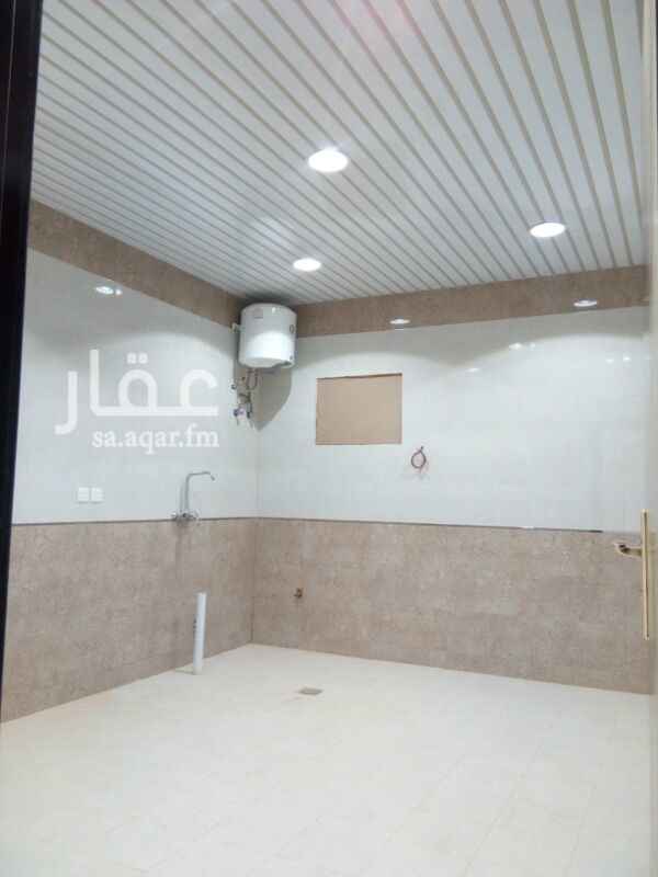 1118568 شقه للإيجار جديده مكونه من 3غرف وصاله ومطبخ 2دوره مياه مدخلين الكهرباء مستقل المويه مشتركه الشقه في فله ملحق مع السطح للتواصل مع حسن السالم
0531220779