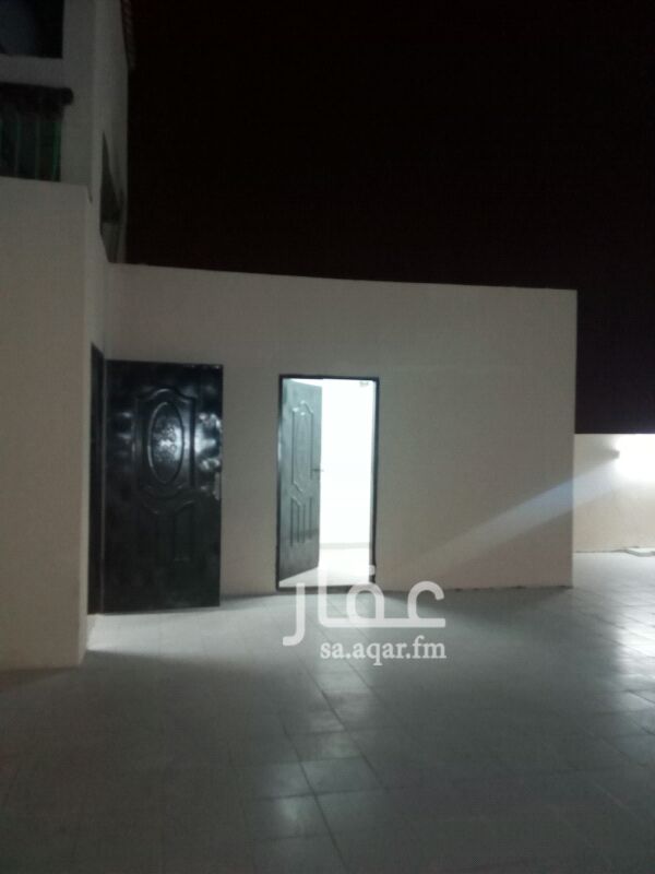 1118574 شقه للإيجار جديده مكونه من 4غرف وصاله ومطبخ 3دوره مياه مدخلين الكهرباء مستقل المويه مشتركه الشقه في فله ملحق مع السطح في غرفه في سطح تمشي غرفه سائق او خادمه للتواصل مع حسن السالم
0531220779