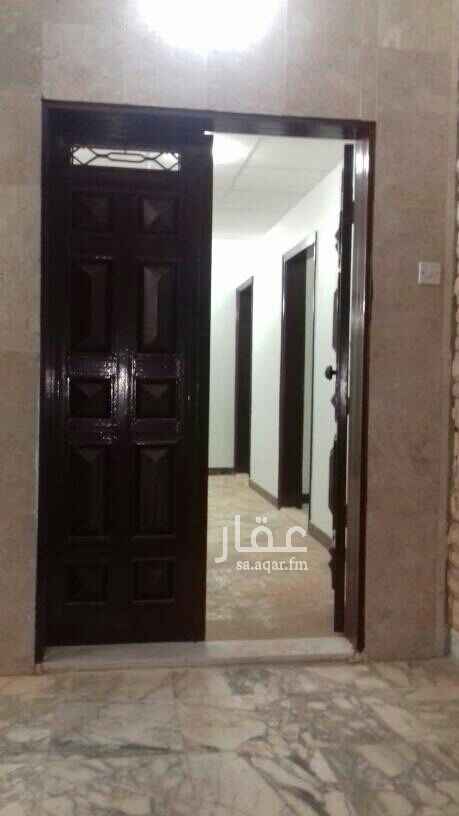 1554342 فيلا مستخدمه جيد للايجار في حي العاليا
عباره عن /دور /دور/شقه
الدور الارضي يوجد به 3غرف نوم ومجلس ومقلط وصاله
و2حمام وملحق ومدخل سياره راكب مطبخ ومكيفات شباك
الدور الثاني يوجد به 4غرف نوم ومجلس وغرفة طعام وصاله وغرفة خادمه ومدخل سياره و3حمام راكب مطبخ راكب مكيفات شباك وغرفة سايق
السطح يوجد به شقه 2 غرفة نوم وصاله وحمام راكب مطبخ مكيفات شباك وسطح كبير