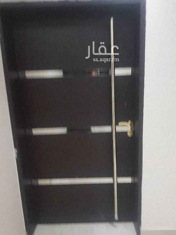 1756599 شقه للايجار استخدام نظيف دور أول مدخل مشترك في فيلا بحي النرجس :
الشقه مكونه من:
مجلس وصاله وغرفتين نوم(الغرفه الرئيسيه مستر ) مطبخ راكب ومكييفات راكبه (٢مكييف شباك و٣ مكييف اسبيلت)
قيمه الايجار ٢٧الف دفعتين