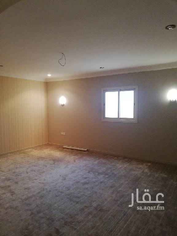 1580062 شقة عوائل حديثه مكونه من عدد٣غرف نوم منهم غرفه رئيسية بحمام منفصل،، وعدد ٢حمام اخرين،، مطبخ،، وصالة كبيرة.. ولكل غرفه مكيف حديث التركيب وللشقة مصعد حديث ايضا