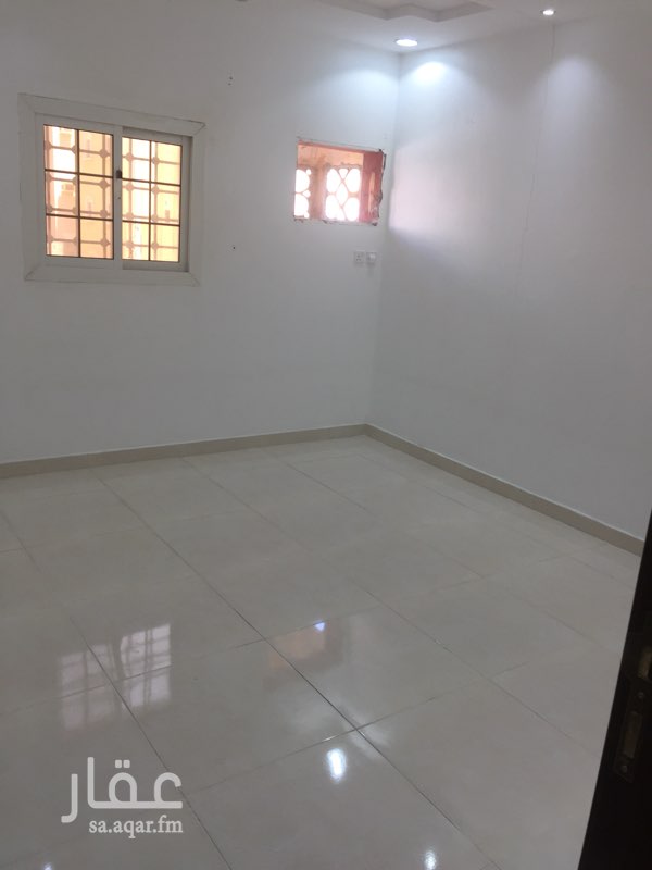 1567280 شقه صغيرة ومرتبه مكونه من غرفتين وصاله صغيرة وحمامين ومطبخ يوجد في العمارة حارس موقع العمارة قريب من الخدمات عداد الكهرباء مشترك