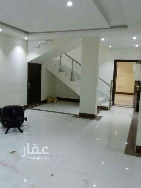 1692257 للاجار فله مطبخ راكب بدون مكيفات تحت مجلس مقلط صاله ثلاث غرف نوم وفوق غرفتين نوم مستر روم بدون سطح عنده الاجار سيتم تجديدها دهنات