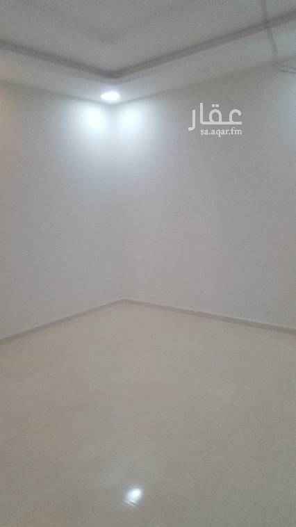 1706209 فيلا للبيع بحي السعيد الجزو أ المساحه ٣٠٠متر الواجه جنوبيه درج داخلي الدور الاارضي مجلس رجال ومقلط ومجلس حريم يفتح ع الصاله ومطبخ و٢ حمام الدور الااول ٤ غرف مع حمامات الملحق غرفتين وصاله ومبطخ وحمام
