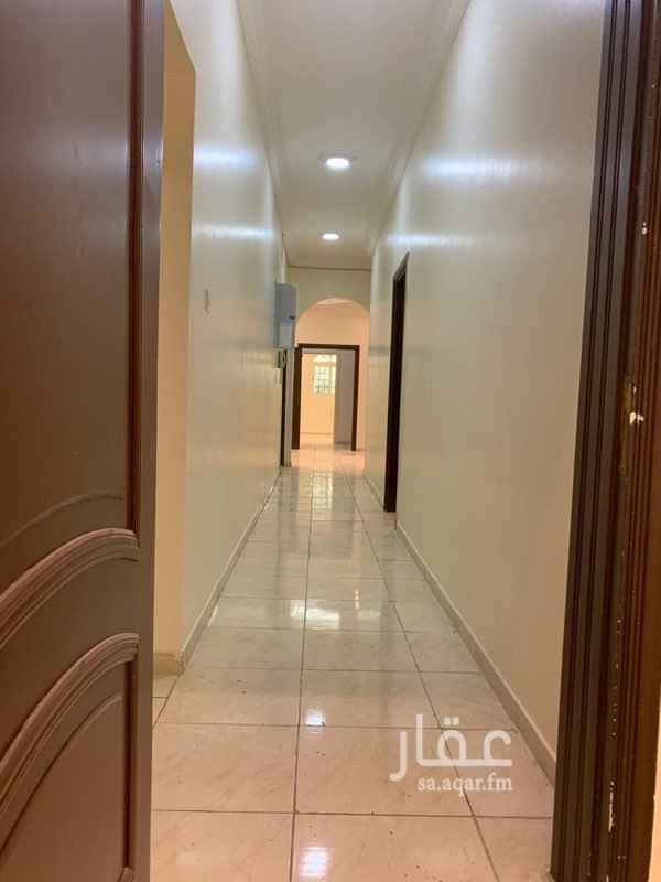 1464812 أربع غرف مدخلين موقف خاص بشقه اربع دورات مياه غرفة خادمه ونظام الدفع على دفعتين .