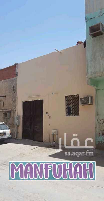 1637456 *بيت شعبي مرابيع بمنفوحة قرب* *حراج بن قاسم*
*وقريب لشارع الطيف*
*مساحته 128م*
*شارع 10م*
*عبارة عن 5غرف*
*مؤجر عزاب مصريين*
*دخل 12.000*
*حد 140.000*
*عبدالله المنيع للعقارات*
*0531947464*