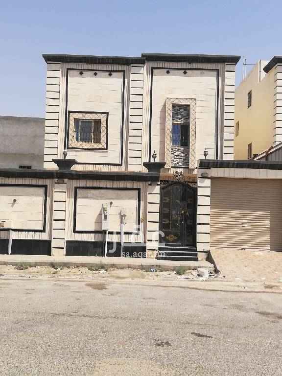 1665040 للإيجار دبلكس منفصل في ضاحية الملك فهد بالدمام الحي 5/3 قريب مسجد الدور الأرضي حوش وكراج ومجلس رجال ومقلط وصاله ومجلس نساء ومطبخ وحمامين الدور العلوي به أربع غرف نوم وصاله وبوفيه وثلاث حمامات والملحق به غرفتين وغرفة غسيل وحمام المطلوب 450000 ريال قابل للتفاوض